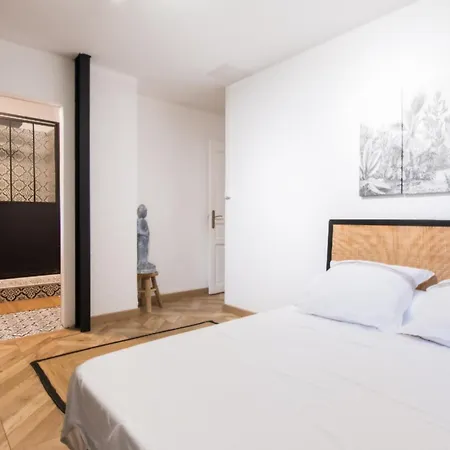 Detente Avec Jacuzzi Et Piscine *